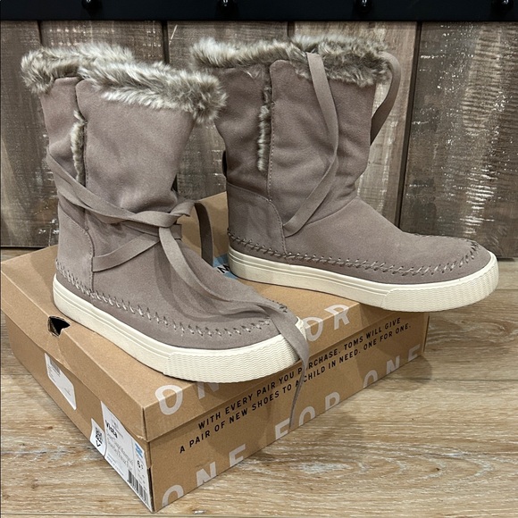 TOMS Vista Pull On faux fur waterproof Boot 6.5 - Picture 2 of 8
